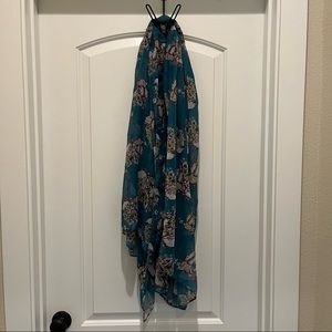 Skull scarf from Buckle in excellent condition!